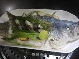 蒸鲈鱼的做法视频,简单美味,轻松掌握的烹饪技巧