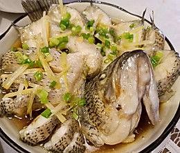 蒸鲈鱼的做法视频,简单美味,轻松掌握的烹饪技巧