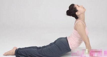 减肚子的瑜伽视频,跟随视频轻松打造平坦腹部