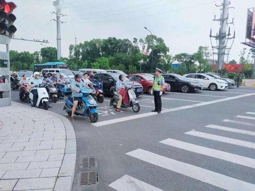 宜兴交警小便视频,公共场合行为规范再引关注
